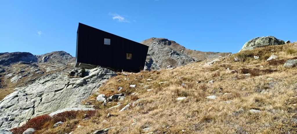 Immagine laterale del Bivacco Brédy - Foto FB Silvana Denarier