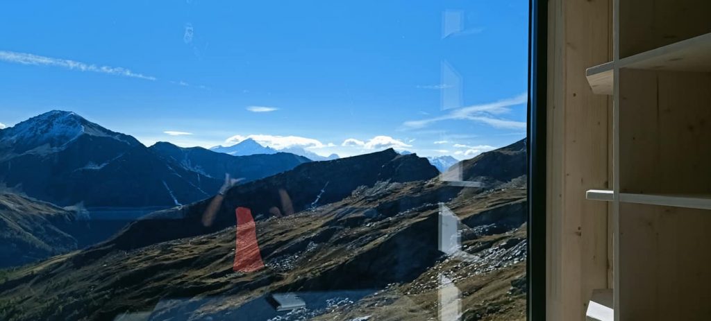 La vetrata sul Gran Paradiso - Foto FB Silvana Denarier