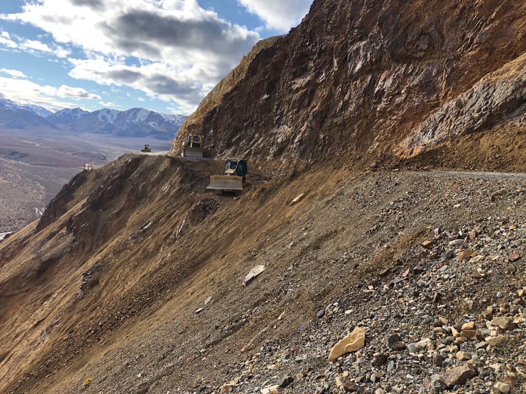 Lavori di manutenzione lungo la strada di accesso al Parco del Denali - Foto FB @Denali National Park and Preserve