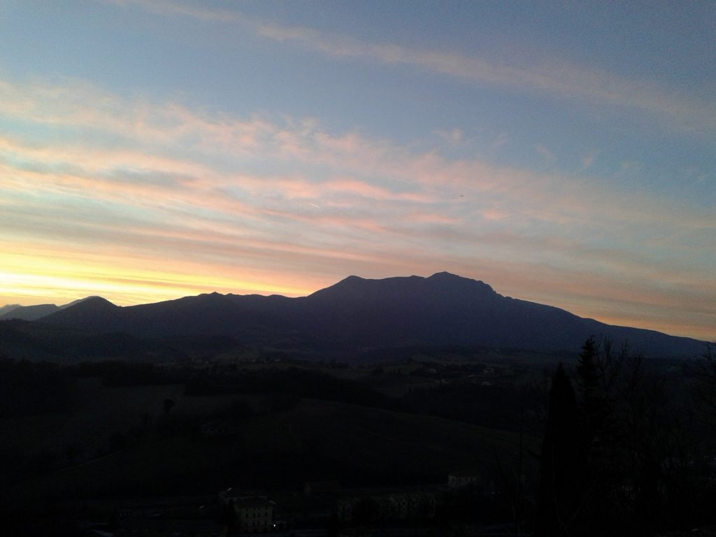 Le vesti della Strega al tramonto - Foto FB Pro Loco Sassoferrato