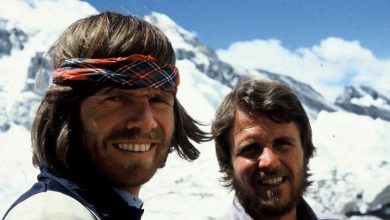 Reinhold Messner con Peter Habeler dopo la salita sull'Everest nel 1978. Foto FB Reinhold Messner