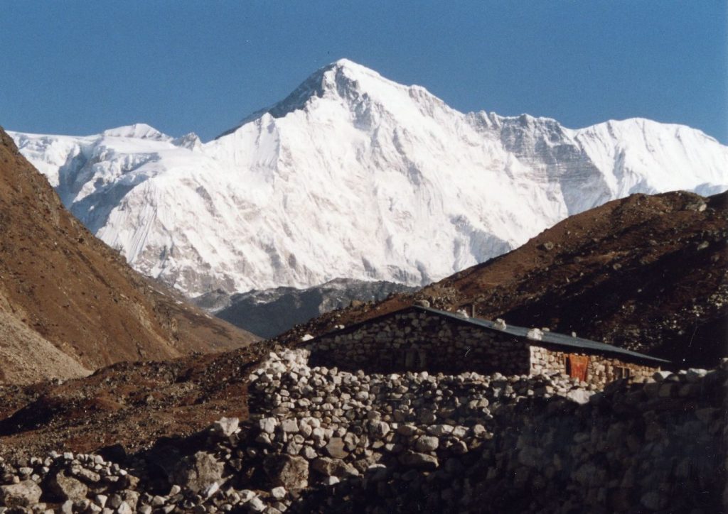 Il versante sud-est (nepalese) del Cho Oyu visto dal villaggio di Gokyo. Foto @ wikimedia commons