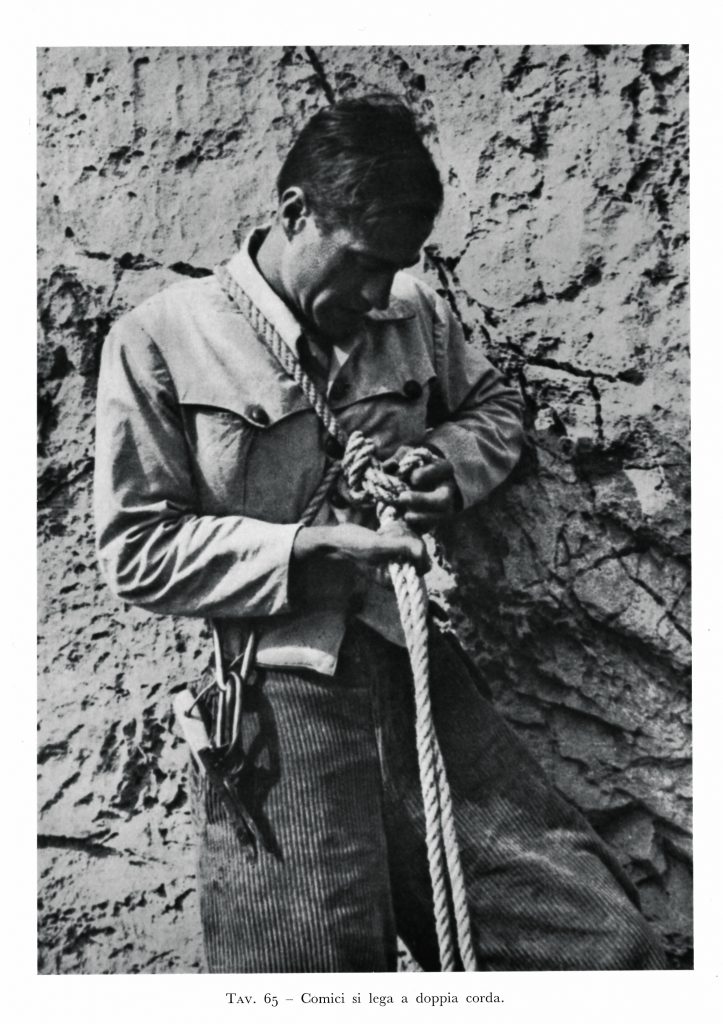 Comici si lega con corda di canapa