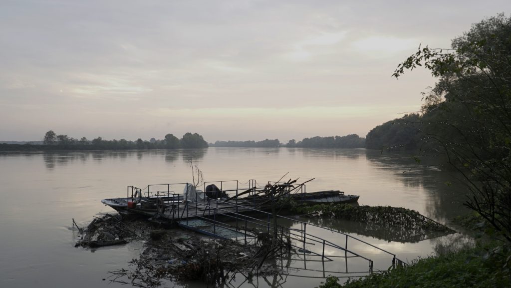 Il Po, con la sua luce autunnale. Foto Giacomo Piumatti