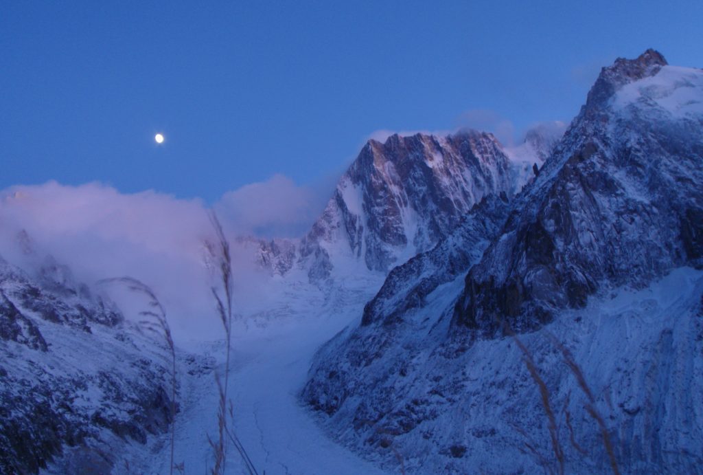 Le Grandes Jorasses poco dopo il tramonto. Foto wikimedia commons