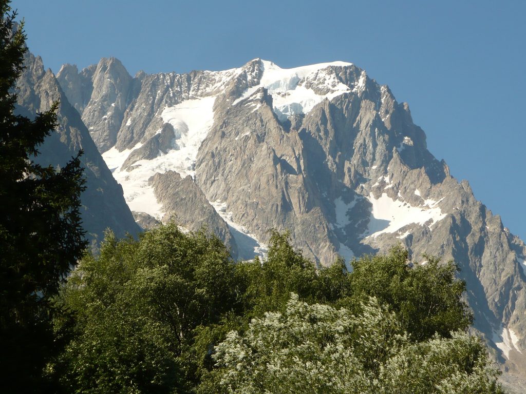 Il versante sud delle Grandes Jorasses. Foto wikimedia commons