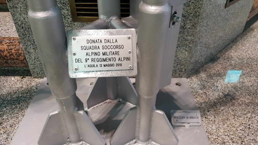 Le basi della croce, a forma di bomba