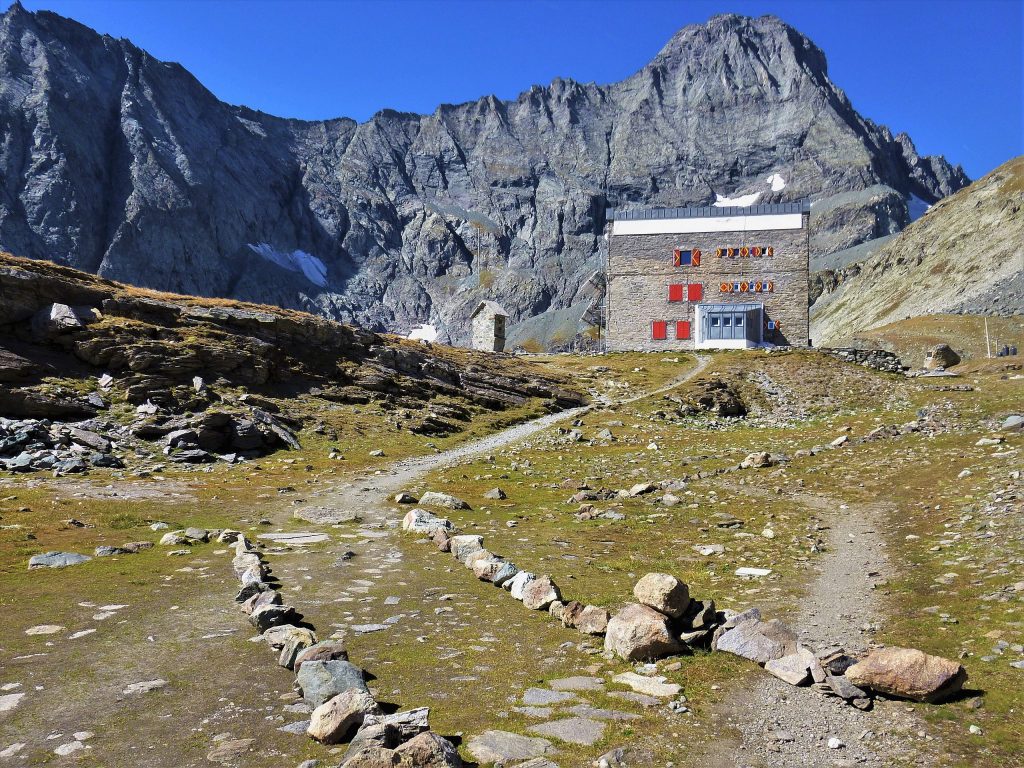 Rifugio Gastaldi - Foto Wikimedia Commons @Toma15996