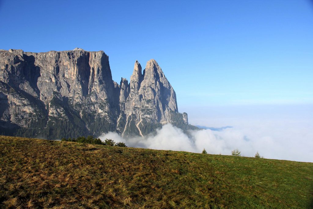 Nebbie settembrine sullo Sciliar - Foto Wikimedia Commons @Flortography