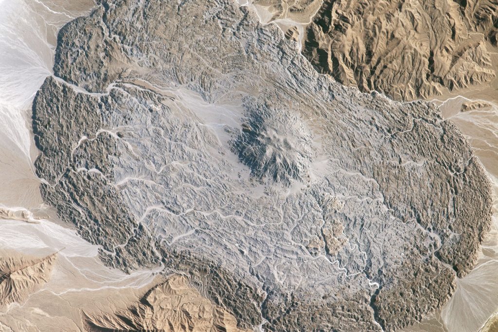 Un ghiacciaio del sale sui Monti Zagros con evidente il diapiro centrale - Foto NASA Earth Observatory - Caption by William L. Stefanov, NASA-JSC