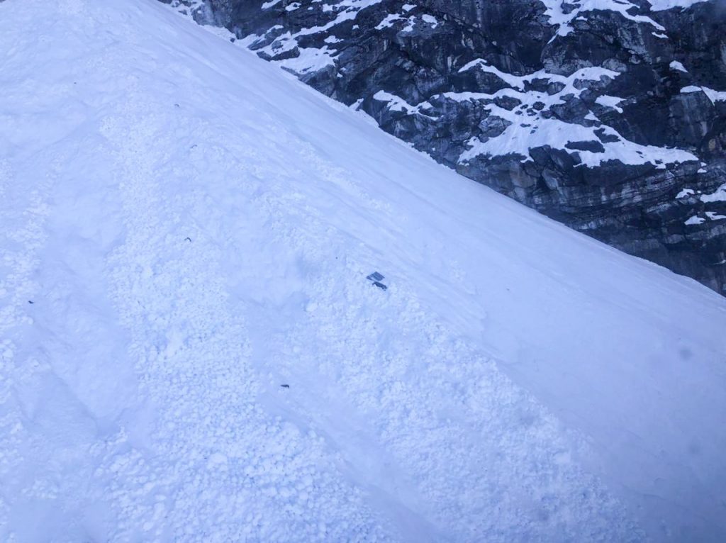 Ricerche dei tre dispersi. Foto @ Kailash Helicopter Services