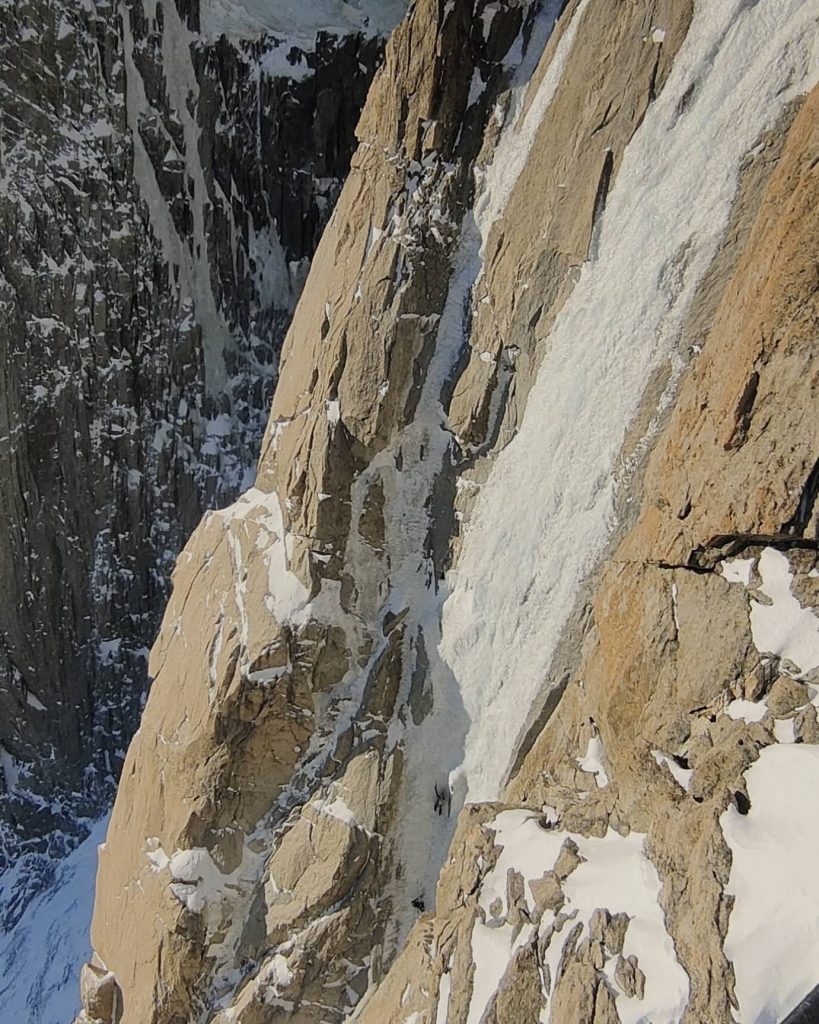 Un momento della salita. Sulla colata ghiacciata. Foto Facebook Giuseppe Vidoni.