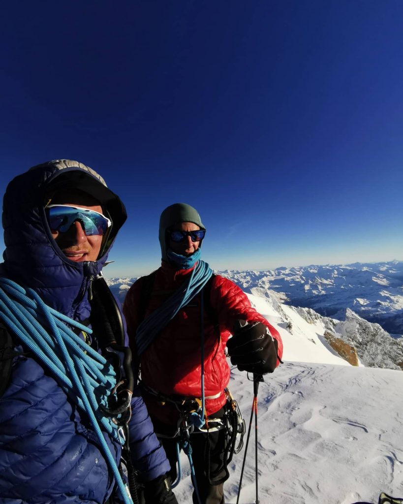 I due protagonisti in cima al Monte Bianco. Foto Facebook Giuseppe Vidoni.