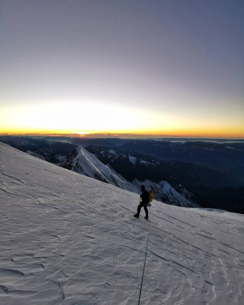 Verso sera sui pendii finali del Monte Bianco. Foto Facebook Giuseppe Vidoni.