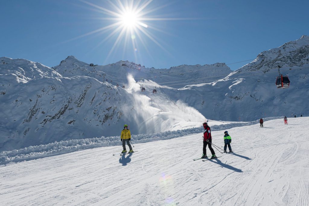 SciatFoto via Pontedilegno-Tonale FBori sul ghiacciaio del Presena. Foto via FB