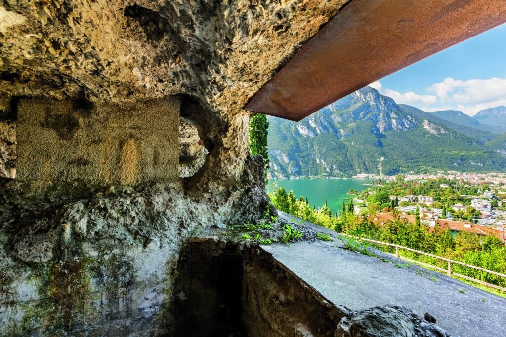 Riva del Garda dai forti del Monte Brione. Oltre alle testimonianze ben visibili di quell’epoca, quest’area è protetta per la sua flora, tipicamente mediterranea, caratterizzata da un’elevata biodiversità (oltre 500 specie). Foto FOTOTECA TRENTINO SVILUPPO S.P.A. - FOTO DI FABIO STAROPOLI