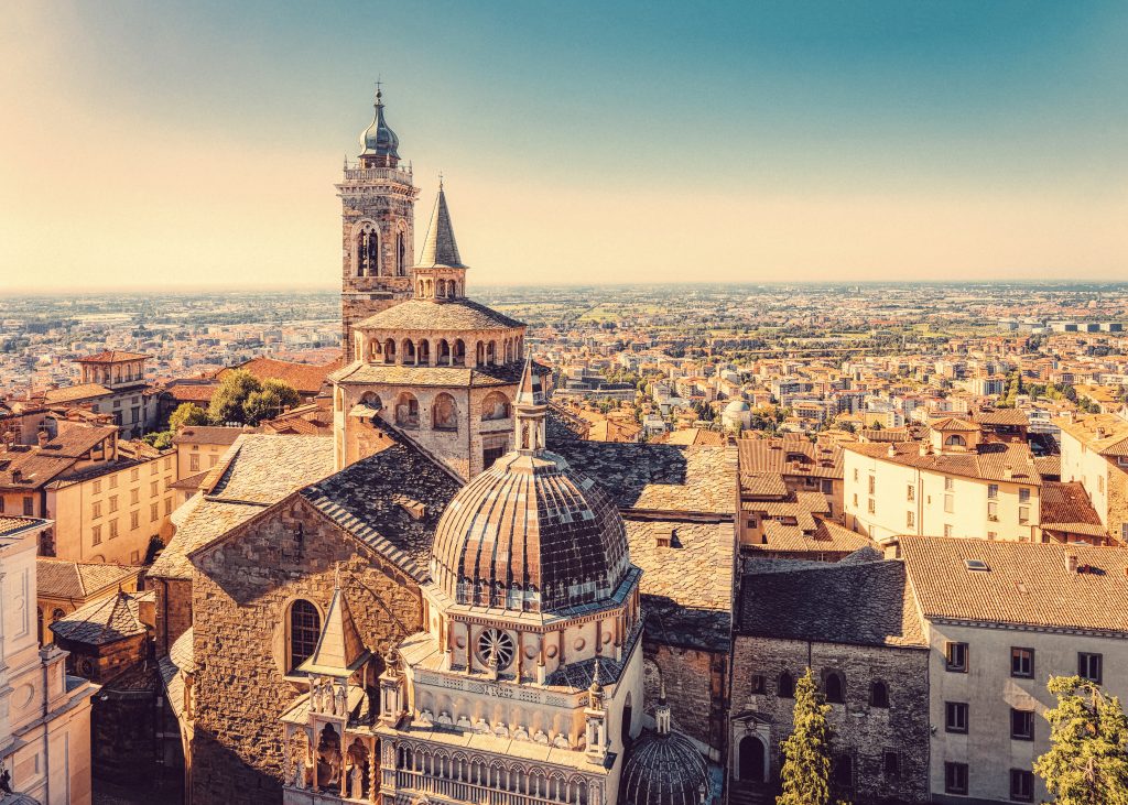 BASILICA DI SANTA MARIA MAGGIORE. Incardinata tra le piazze Vecchia e Rosate, la chiesa fu eretta (a partire dalla metà del XII secolo) per ottemperare a un voto fatto dai bergamaschi alla Madonna, nel 1133, perché proteggesse la città dalla peste (www.fondazionemia.it). Foto Roman Babakin