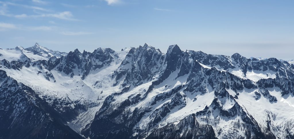 I monti della Val Bregaglia con, al contro l'inconfondibile forma del Pizzo Badile. Foto Wikimedia Commons