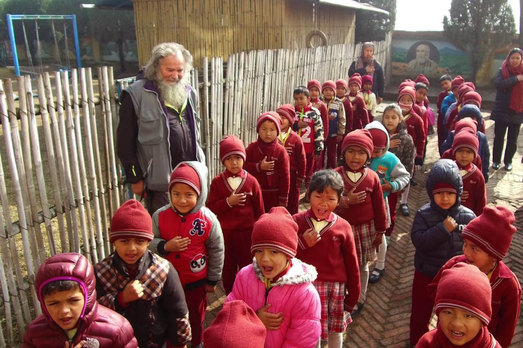 I bimbi della Rarahil Memorial School supportata da Montura con Fausto de Stefani