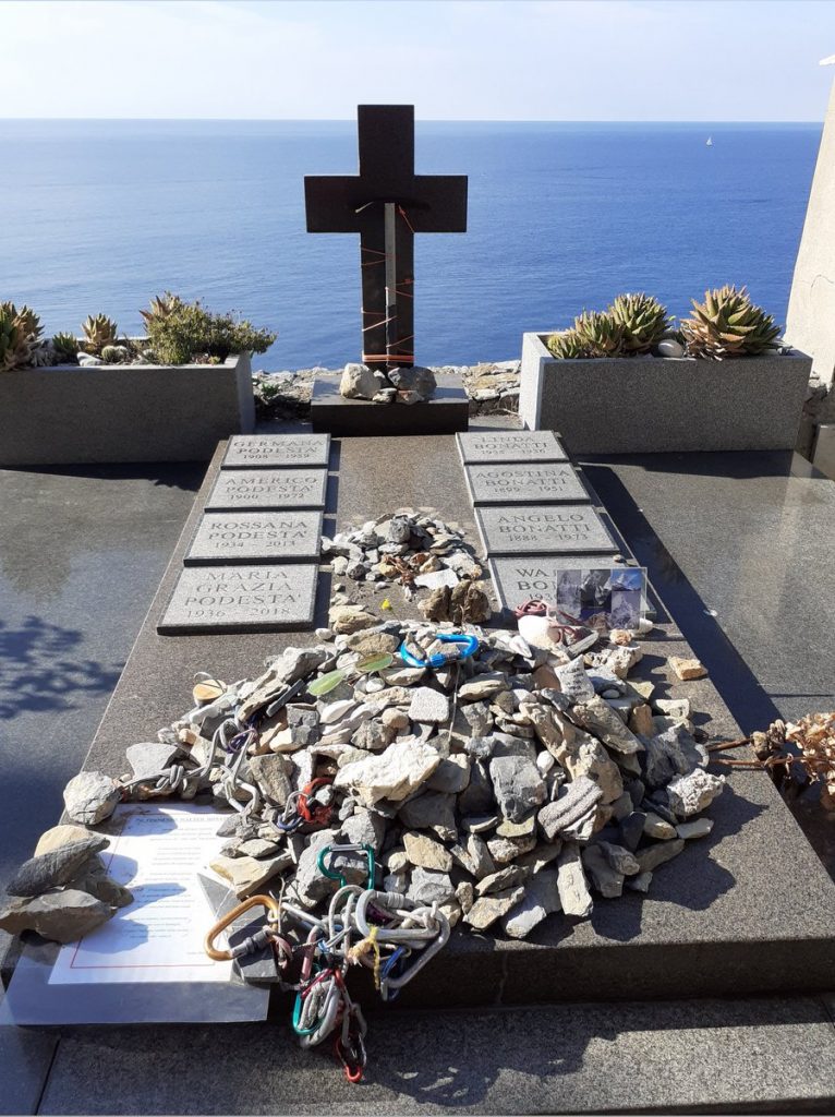 La tomba di Bonatti. Foto @ via Twitter - Davide Terrile