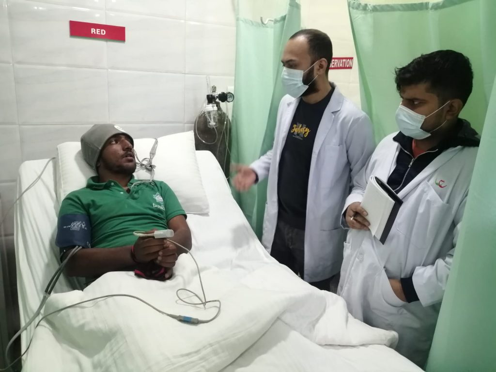 Sajid Sadpara in ospedale a Kathmandu. Foto via Ambasciata pakistana in Nepal