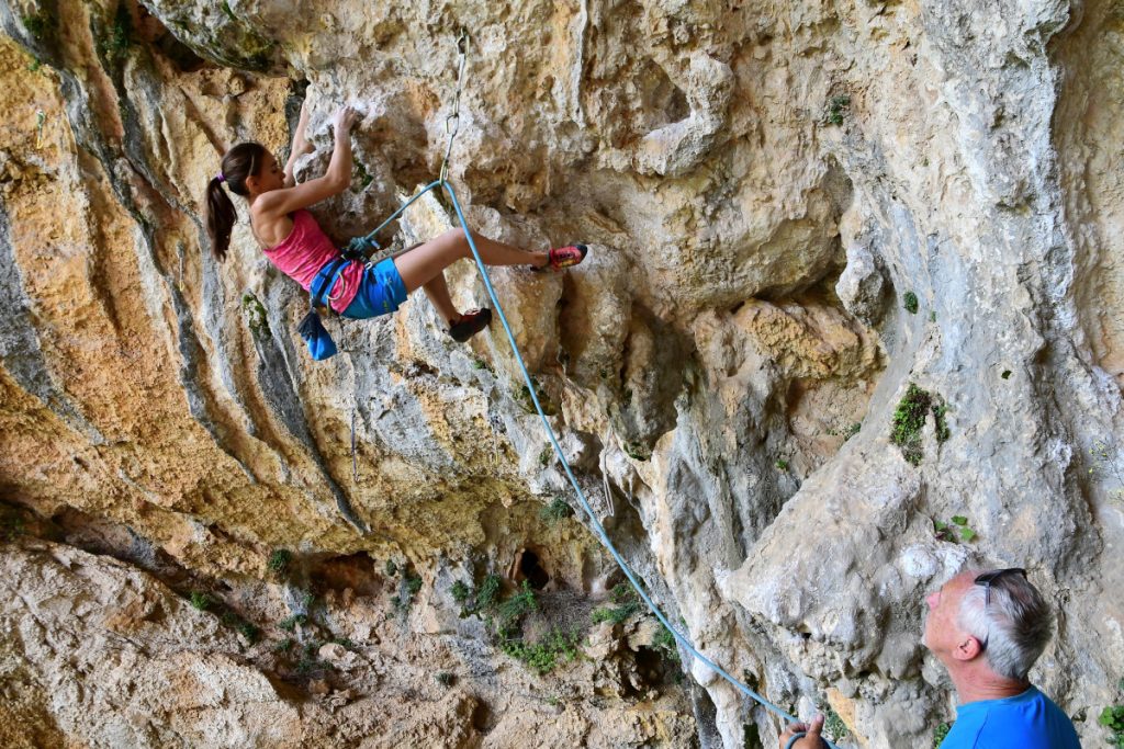 Laura Rogora arrampica alla Cueva