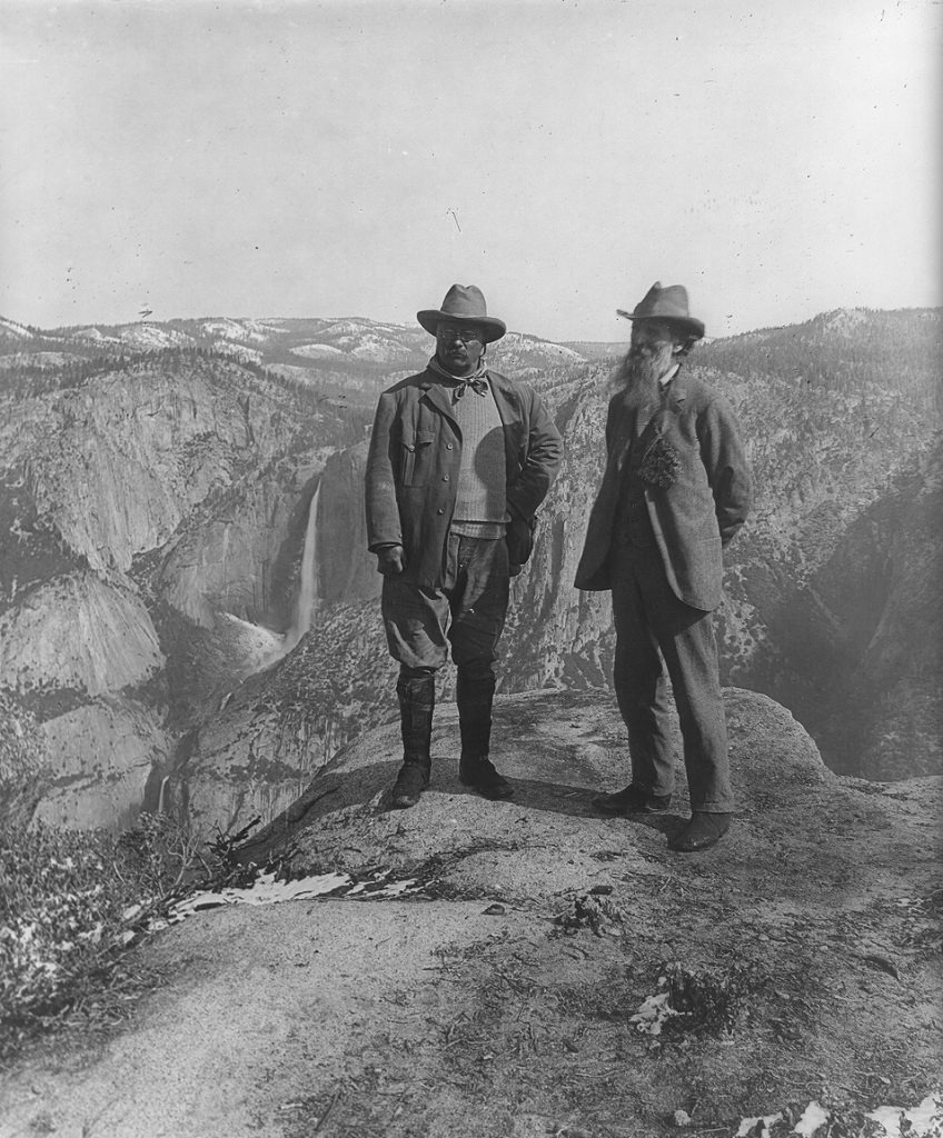 Theodore Roosevelt con John Muir, foto Underwood & Underwood -Divisione Stampe e Fotografie (Prints and Photographs Division) della Biblioteca del Congresso, via wikimedia commons