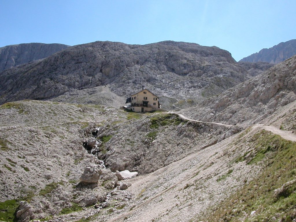 Rifugio Antermoia, via wikimedia commons