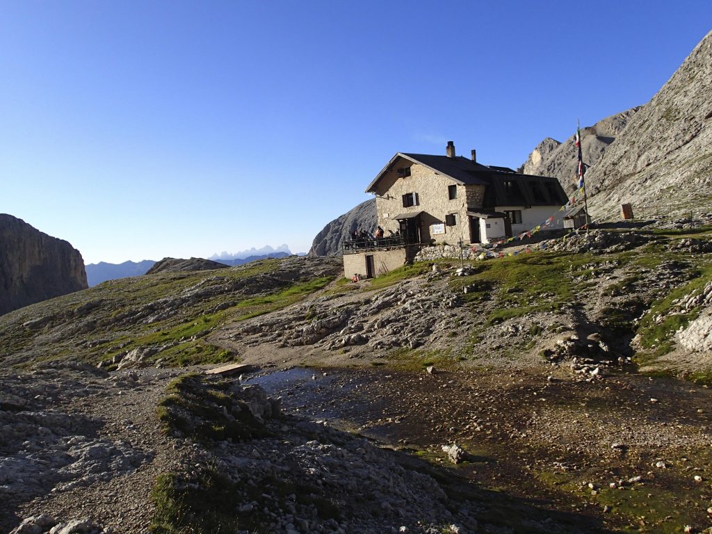 Rifugio Antermoia, via wikimedia commons
