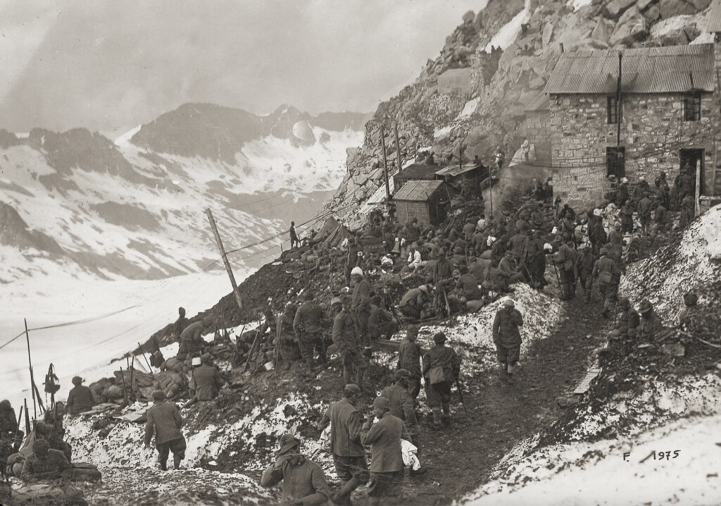Adamello, alpini in marcia verso il Corno di Cavento. Foto ARCHIVIO FOTOGRAFICO MUSEO STORICO ITALIANO DELLA GUERRA