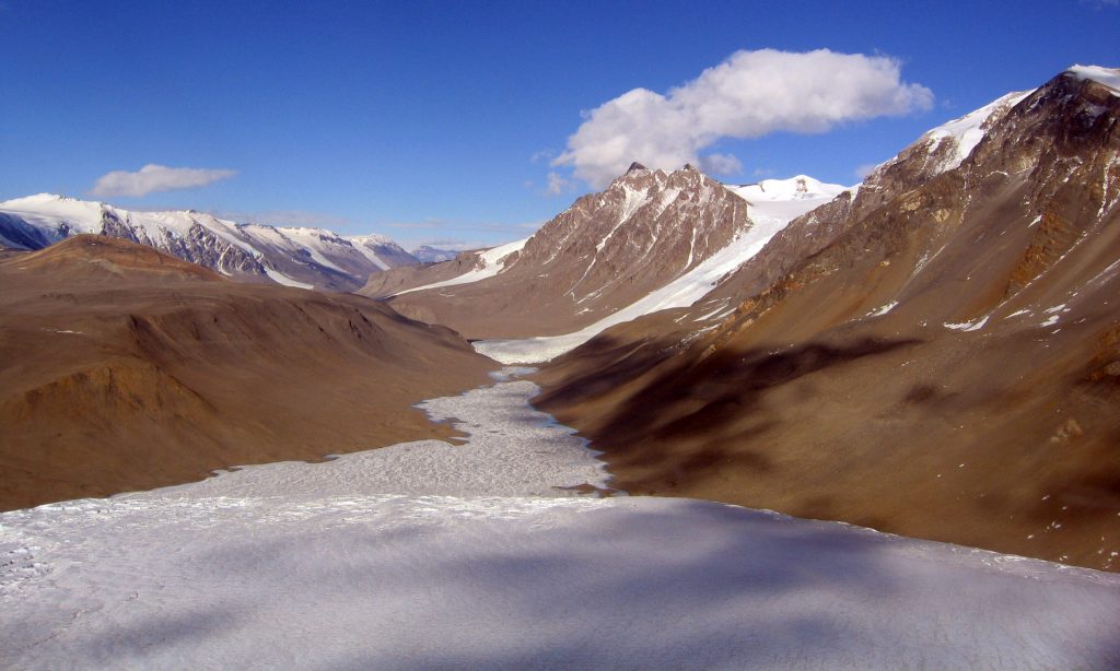 Taylor Valley e Canada Glacier - Foto Wikimedia Commons @US Embassy New Zealand