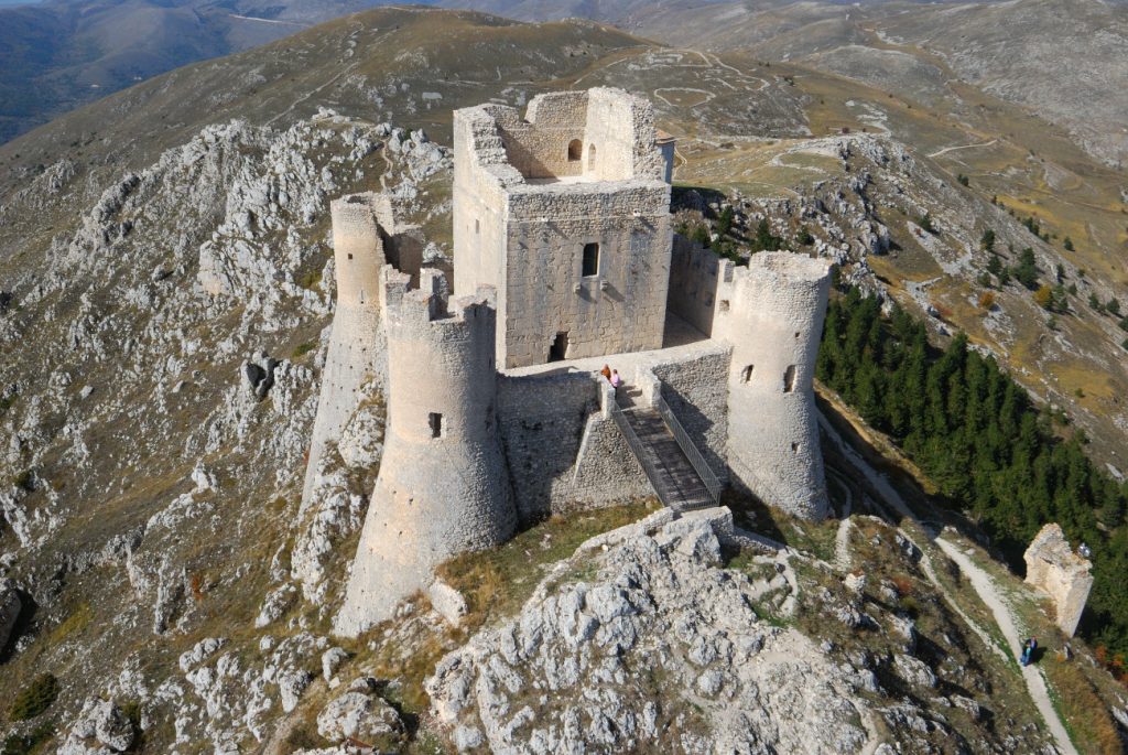 Una foto aerea di Rocca Calascio
