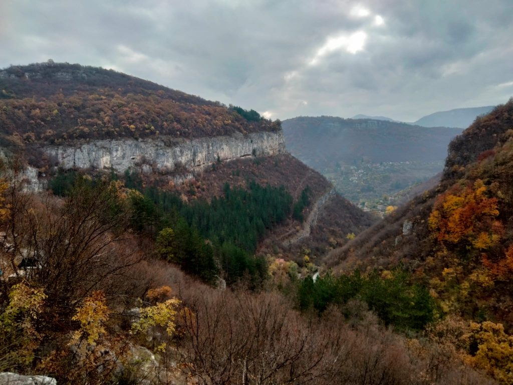 La falesia chiodata dai Ragni a Lakatnik. Foto archivio Ragni della Grignetta