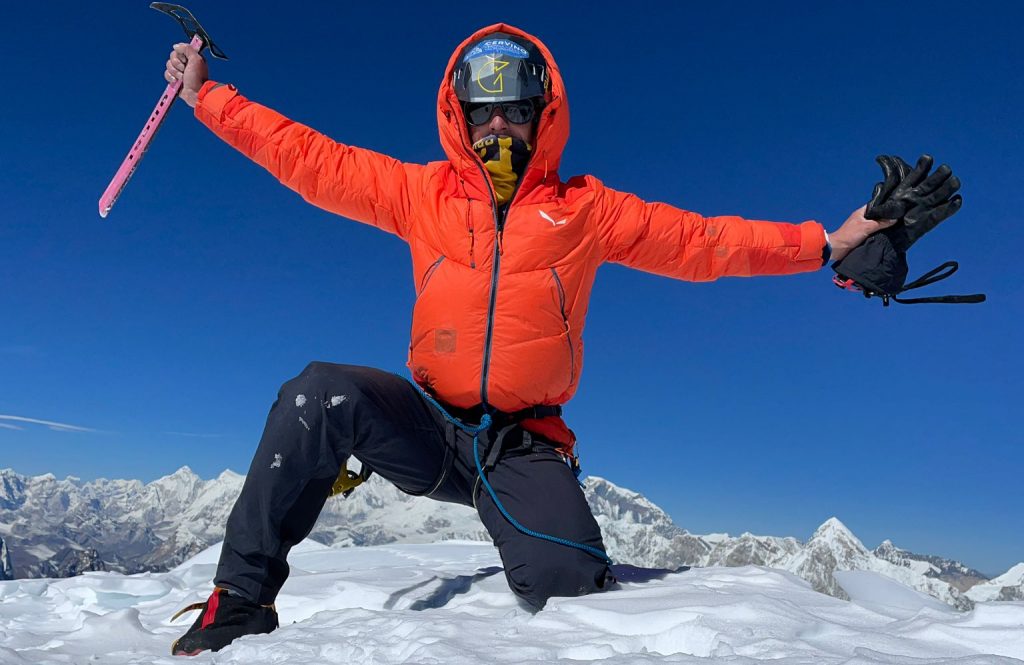 François Cazzanelli in vetta all'Ama Dablam. Foto archivio Cazzanelli