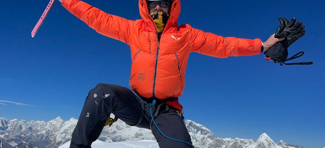 François Cazzanelli in vetta all'Ama Dablam. Foto archivio Cazzanelli