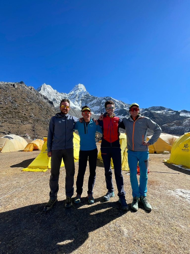 Il team al campo base. Foto archivio Cazzanelli