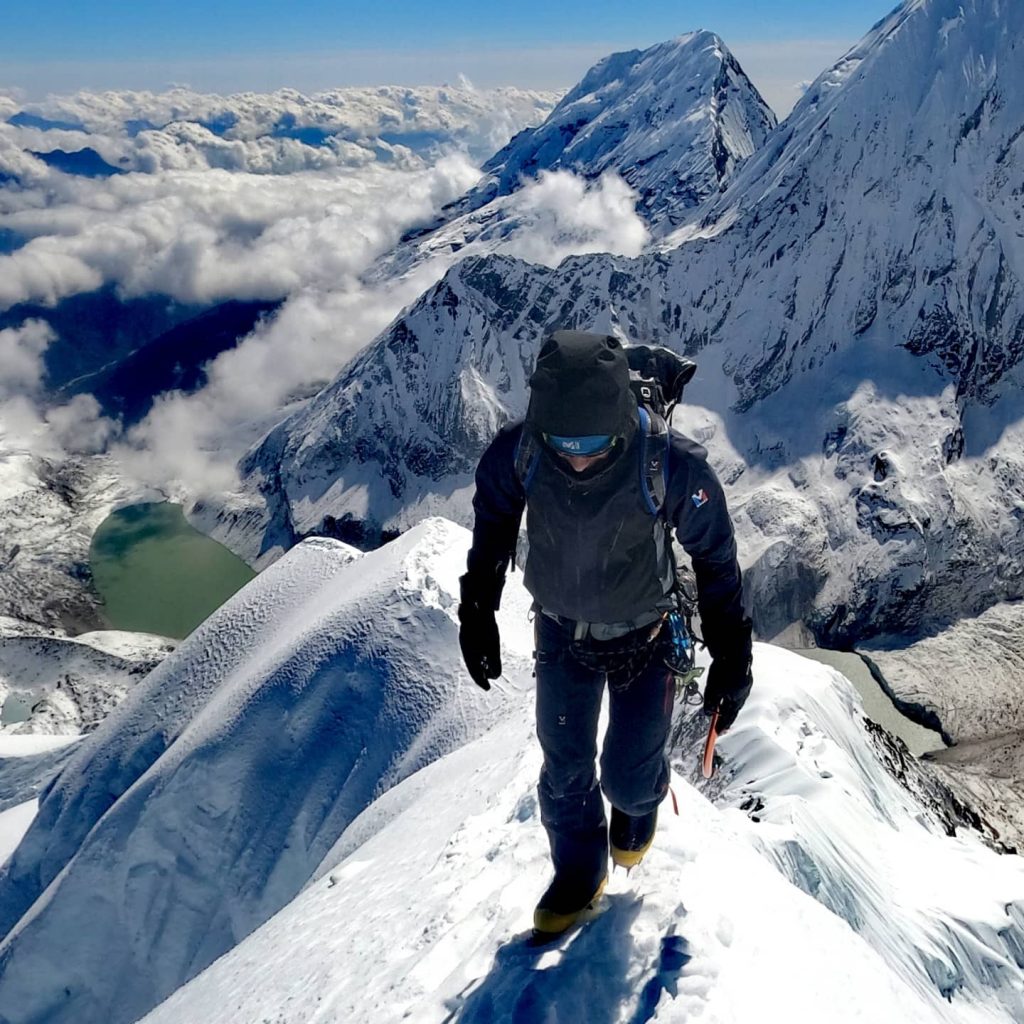 Francesco Ratti in salita lungo la cresta del Tengchanpoche. Foto archivio Ratti