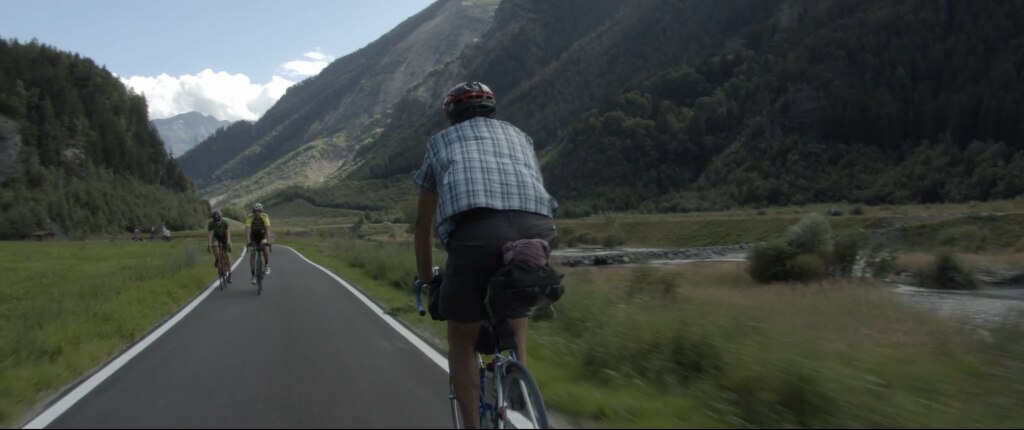 Un fotogramma dal docu-film "La bicicletta e il badile".