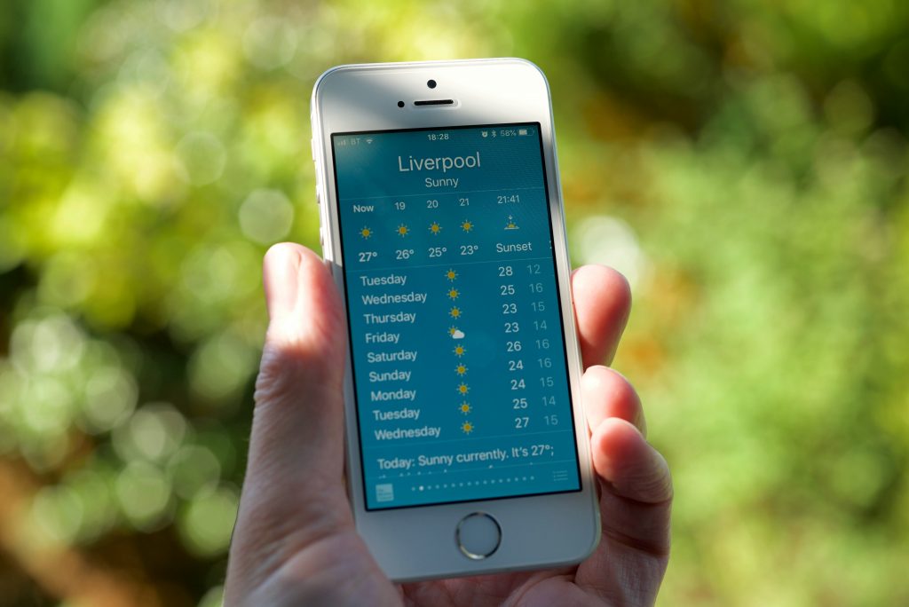 Le app del meteo anche se pratiche e sempre a portata di tap, non forniscono vere e proprie previsioni, metri affidarsi ai bollettini sui servizi regionali ufficiali. Foto @ unsplash