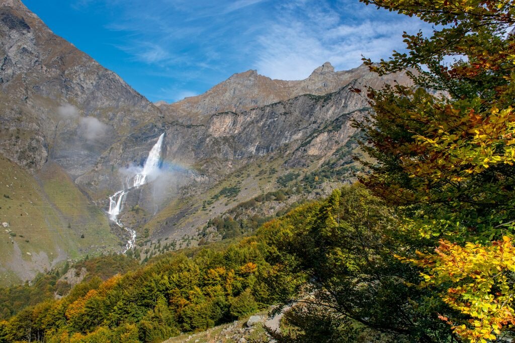 La cascata a Valbondione vive cinque volte all’anno (quando la diga è chiusa il fiume ha comunque uno sfogo). Il principale corso d’acqua bergamasco nasce a circa 2.500 metri sul monte Torena e dopo 124 chilometri sfocia nell’Adda cremonese (www.parcodelserio.it). Foto PIERLUIGI PALAZZI/ISTOCK GETTY