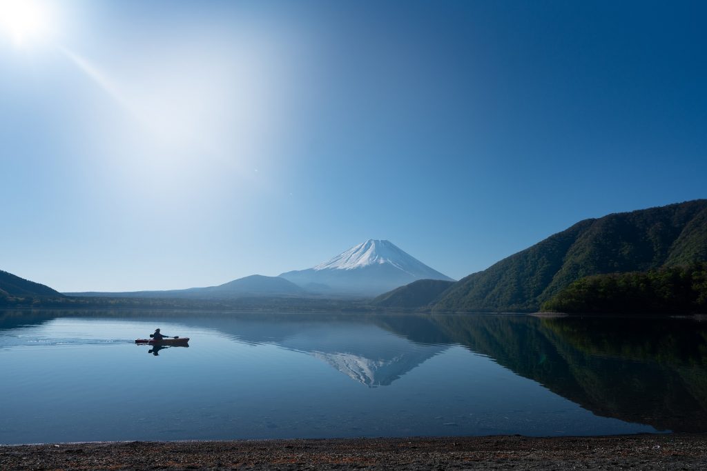 Il Monte Fuji da uno dei laghi che si trovano alle sue pendici.