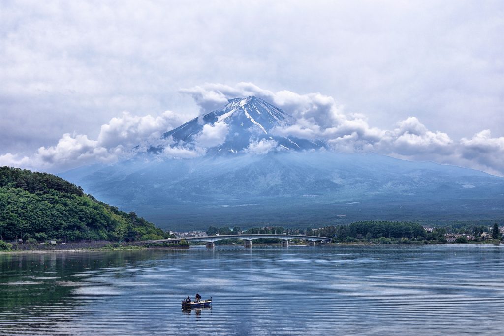 Il Monte Fuji da uno dei laghi che lo bordano.