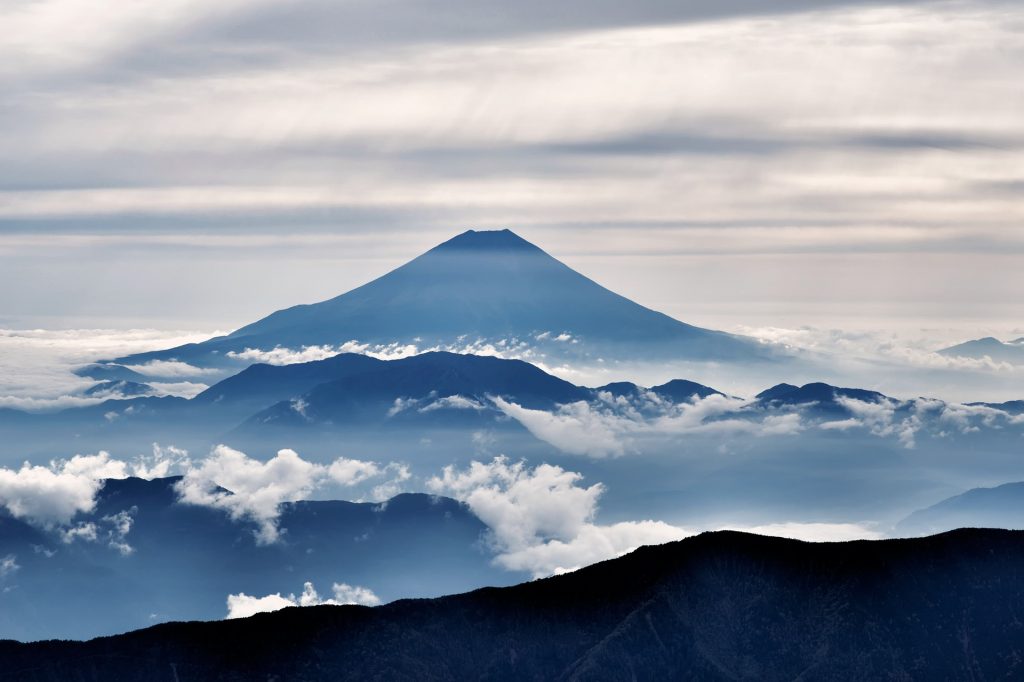 Il Monte Fuji dalle vicine montagne giapponesi.