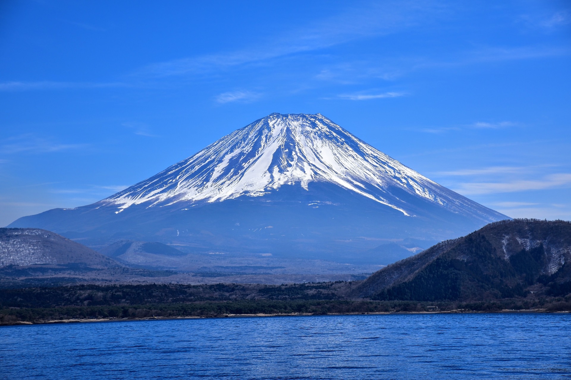 Il Monte Fuji da uno dei laghi che si trovano alle sue pendici.