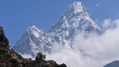 Photo of Ama Dablam, muore sherpa del team di fissaggio corde