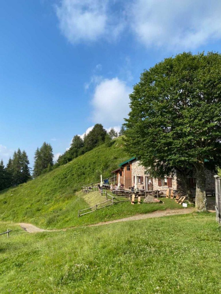 Il Rifugio Medelet. Foto FB Rifugi Lombardia