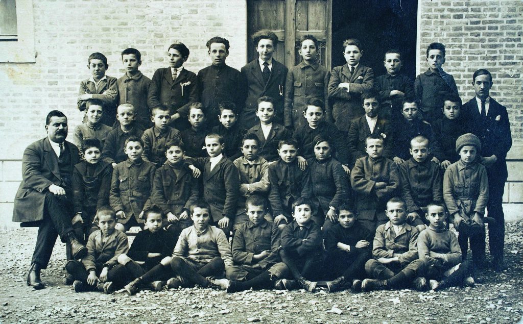 1922 -Riccardo Cassin in  5 elementare (terzo in alto da dx)