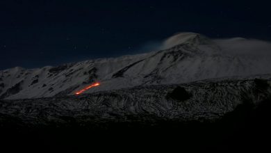 Photo of Una colata di lava nella neve: l’Etna regala magie natalizie