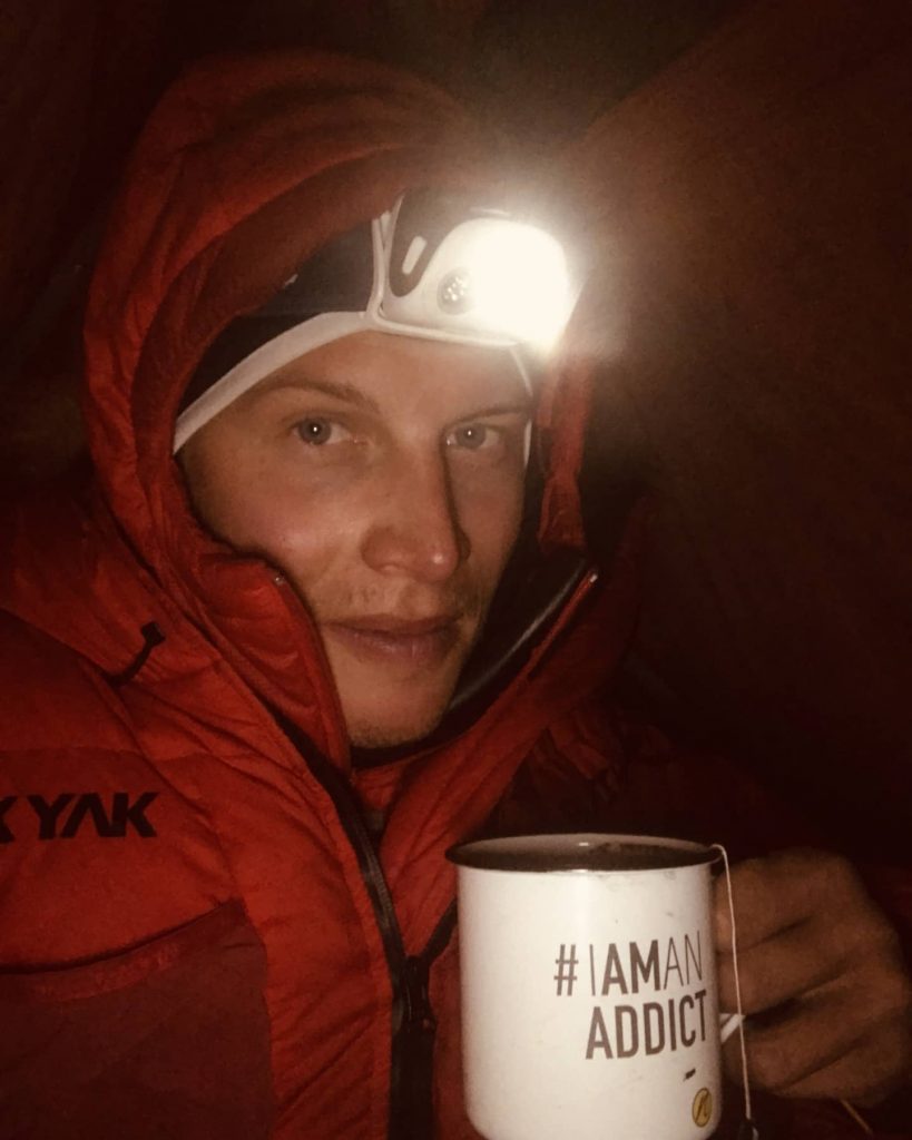 Jost Kobusch con il tè della mamma in tenda al CB a Natale. Foto Jost Kobusch