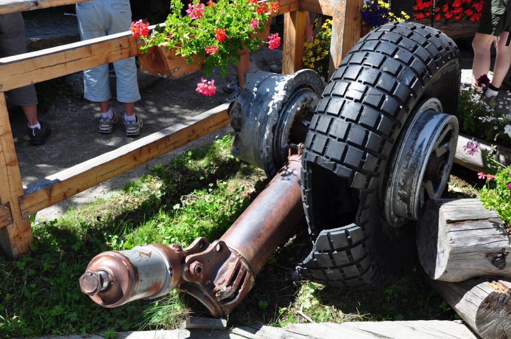 Carrello di un aereo indiano allo Chalet des Bossons, foto SA (1)
